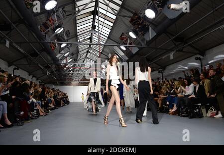 Un modello sulla passerella al Jean Pierre Braganza Show, il BFS Showspace, London Fashion Week SS16. Foto Stock