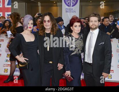 Kelly Osbourne, Ozzy Osbourne, Sharon Osbourne e Jack Osbourne in arrivo per il Pride of Britain Awards 2015, a Grosvenor House, Park Lane, Londra. Il credito immagine dovrebbe essere: Doug Peters / EMPICS Entertainment Foto Stock