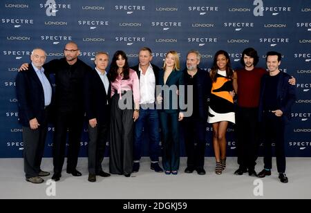 Michael G. Wilson (da sinistra a destra), Dave Bautista, Christoph Waltz, Monica Bellucci, Daniel Craig, Lea, Seydoux, Sam Mendes, Naomie Harris, ben Whishaw e Andrew Scott frequentano la fotocellula Spectre, tenutasi presso la sala da ballo Corinthia Hotel, Whitehall Pl, Londra. Foto Stock