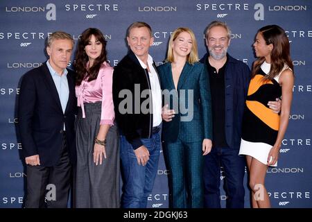 Christoph Waltz, Monica Bellucci, Daniel Craig, Lea Seydoux, Sam Mendes e Naomie Harris frequentano la fotocellula Spectre, che si è tenuta presso la sala da ballo Corinthia Hotel, Whitehall Pl, Londra. Foto Stock