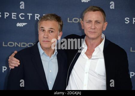 Christophe Waltz e Daniel Craig frequentano la fotocellula Spectre, tenuta presso la sala da ballo Corinthia Hotel, Whitehall Place, Londra. Foto Stock