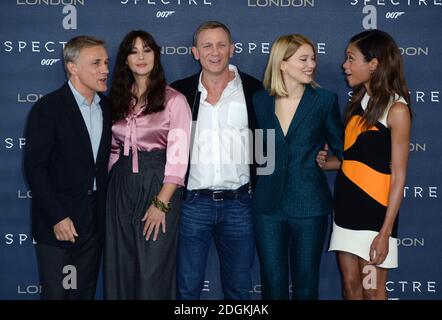 Christophe Waltz, Monica Bellucci, Daniel Craig, Lea Seydoux, Sam Mendes e Naomie Harris frequentano la fotocellula Spectre, che si è tenuta presso la sala da ballo Corinthia Hotel, Whitehall Place, Londra. Foto Stock