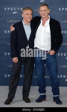 Christophe Waltz e Daniel Craig frequentano la fotocellula Spectre, tenuta presso la sala da ballo Corinthia Hotel, Whitehall Place, Londra. Foto Stock