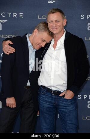 Christophe Waltz e Daniel Craig frequentano la fotocellula Spectre, tenuta presso la sala da ballo Corinthia Hotel, Whitehall Place, Londra. Foto Stock