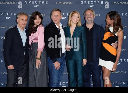 Christophe Waltz, Monica Bellucci, Daniel Craig, Lea Seydoux, Sam Mendes e Naomie Harris frequentano la fotocellula Spectre, che si è tenuta presso la sala da ballo Corinthia Hotel, Whitehall Place, Londra. Foto Stock