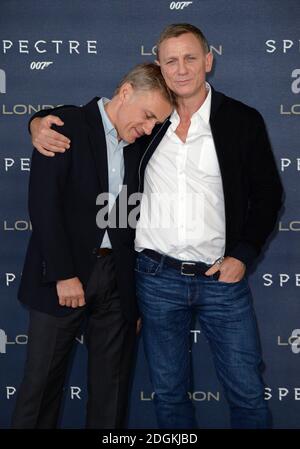 Christophe Waltz e Daniel Craig frequentano la fotocellula Spectre, tenuta presso la sala da ballo Corinthia Hotel, Whitehall Place, Londra. Foto Stock