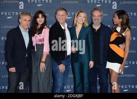 Christophe Waltz, Monica Bellucci, Daniel Craig, Lea Seydoux, Sam Mendes e Naomie Harris frequentano la fotocellula Spectre, che si è tenuta presso la sala da ballo Corinthia Hotel, Whitehall Place, Londra. Foto Stock