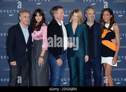 Christophe Waltz, Monica Bellucci, Daniel Craig, Lea Seydoux, Sam Mendes e Naomie Harris frequentano la fotocellula Spectre, che si è tenuta presso la sala da ballo Corinthia Hotel, Whitehall Place, Londra. Foto Stock