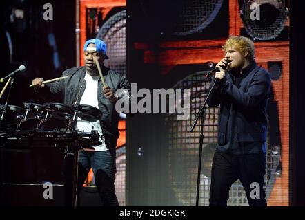 Ed Sheeran e Rudimal si esibiscono in occasione dei MTV Europe Music Awards 2015 presso il Mediolanum di Assago, Milano. Foto Stock