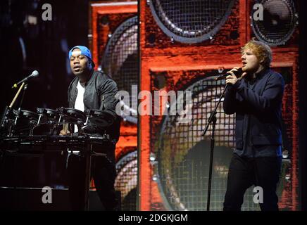 Ed Sheeran e Rudimal si esibiscono in occasione dei MTV Europe Music Awards 2015 presso il Mediolanum di Assago, Milano. Foto Stock