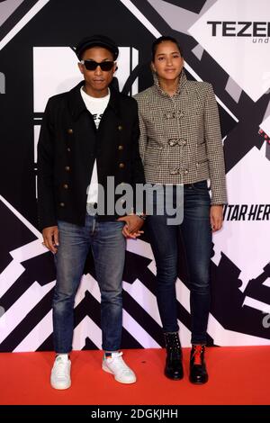 Pharrell Williams e Helen Lasichanh partecipano al MTV European Music Awards 2015 tenutosi al Mediolanum Forum di Assago di Milano. Foto Stock