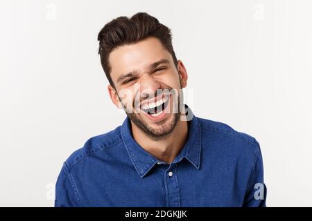 Affascinante bello. Bel giovane uomo in abbigliamento casual, mentre in piedi isolato su sfondo bianco Foto Stock