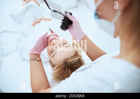 Giovane donna bionda che ottiene un trattamento professionale della pelle Foto Stock