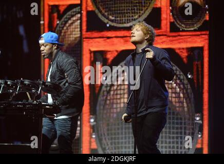 Ed Sheeran e Rudimal si esibiscono in occasione dei MTV Europe Music Awards 2015 presso il Mediolanum di Assago, Milano. Foto Stock