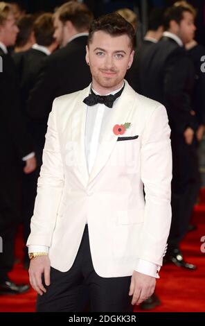 Sam Smith (cantante/cantautore del tema Bond ÔWriting's on the WallÕ) partecipa alla prima mondiale di Spectre, tenutasi alla Royal Albert Hall di Londra. Foto Stock