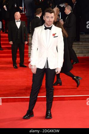 Sam Smith (cantante/cantautore del tema Bond ÔWriting's on the WallÕ) partecipa alla prima mondiale di Spectre, tenutasi alla Royal Albert Hall di Londra. Foto Stock