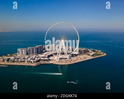 Bluewaters Island e la ruota panoramica di Ain Dubai a Dubai, vista aerea degli Emirati Arabi Uniti. Nuova area residenziale e di svago nell'area marina di Dubai Foto Stock