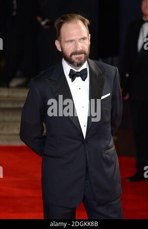 Ralph Fiennes alla prima mondiale dello spettro, tenutasi alla Royal Albert Hall di Londra. Il credito fotografico dovrebbe essere: Doug Peters/EMPICS Entertainment Foto Stock