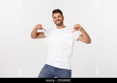 Affascinante bello. Bel giovane uomo in abbigliamento casual, mentre in piedi isolato su sfondo bianco Foto Stock