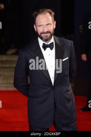 Ralph Fiennes alla prima mondiale dello spettro, tenutasi alla Royal Albert Hall di Londra. Il credito fotografico dovrebbe essere: Doug Peters/EMPICS Entertainment Foto Stock