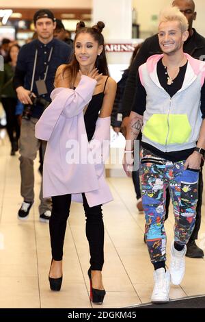 Ariana Grande arriva con suo fratello Frankie J. per il suo tour promozionale per la fragranza ARI di Ariana Grande a Boots Piccadilly Circus, Londra. Photo credit: Doug Peters/EMPICS Entertainment Foto Stock