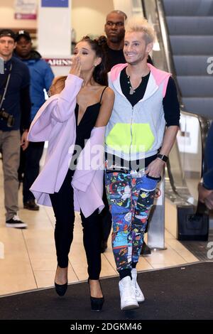 Ariana Grande arriva con suo fratello Frankie J. per il suo tour promozionale per la fragranza ARI di Ariana Grande a Boots Piccadilly Circus, Londra. Photo credit: Doug Peters/EMPICS Entertainment Foto Stock