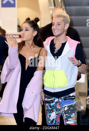 Ariana Grande arriva con suo fratello Frankie J. per il suo tour promozionale per la fragranza ARI di Ariana Grande a Boots Piccadilly Circus, Londra. Photo credit: Doug Peters/EMPICS Entertainment Foto Stock