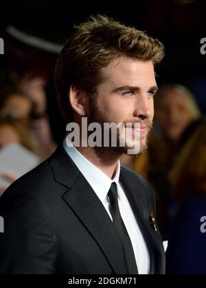 Liam Hemsworth partecipa alla prima inglese della prima inglese dei Giochi della fame: Parte 2 in modo beffato all'Odeon Leicester Square di Londra. Foto Stock