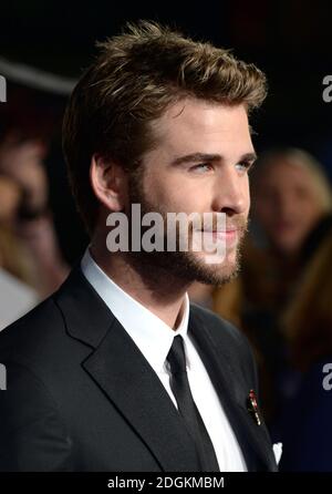 Liam Hemsworth partecipa alla prima inglese della prima inglese dei Giochi della fame: Parte 2 in modo beffato all'Odeon Leicester Square di Londra. Foto Stock