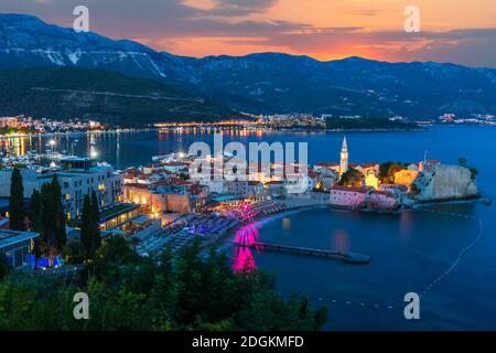 Vista aerea serale della città vecchia di Budva, Montenegro Foto Stock