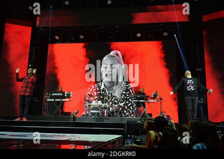 Daniel Pearce (a destra) si esibisce sul palco con Sigma durante il Capital FM Jingle Bell Ball 2015 tenutosi presso la O2 Arena di Londra Foto Stock