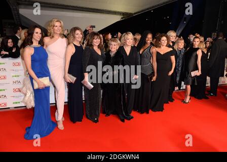 Loose Women's Andrea McLean, Penny Lancaster, Kaye Adams, Coleen Nolan, Gloria Hunniford, Sherrie Hewson, Jamelia, Nadia Sawalha, Jane Moore, Linda Robson e Katie Price partecipando ai National Television Awards 2016 alla O2 Arena di Londra. Foto Stock