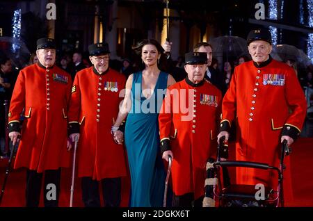 Catherine Zeta-Jones arriva con i pensionati di Chelsea mentre frequenta la prima mondiale dell'esercito di papà alla piazza di Leicester di Odeon, Londra. Foto Stock