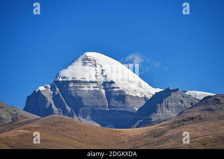 Il sud del Monte Gang Rinpoche è il lago fantasma di Lhanag-tso e una grande prateria. Il lato settentrionale del Monte Gang Rinpoche è come un torreggiante piramma Foto Stock