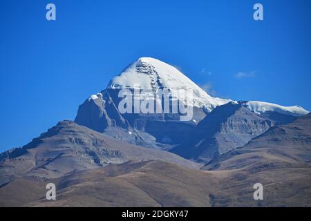 Il sud del Monte Gang Rinpoche è il lago fantasma di Lhanag-tso e una grande prateria. Il lato settentrionale del Monte Gang Rinpoche è come un torreggiante piramma Foto Stock