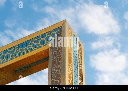 Dubai, Emirati Arabi Uniti - 26 novembre 2020: Primo piano dettaglio del Dubai Frame punto di riferimento edificio contro il cielo blu nuvoloso a Dubai, Emirati Arabi Uniti Foto Stock