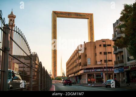 Dubai, Emirati Arabi Uniti - 26 novembre 2020: Vecchio quartiere di al Karama con Dubai telaio che si erge sopra e incorniciando Burj Khalifa e il moderno d Foto Stock