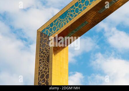 Dubai, Emirati Arabi Uniti - 26 novembre 2020: Primo piano dettaglio del Dubai Frame punto di riferimento edificio contro il cielo blu nuvoloso a Dubai, Emirati Arabi Uniti Foto Stock