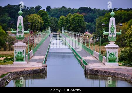 Francia, Loiret (45), Briare, Briare ponte canale costruito da Gustave Eiffel che porta il canale laterale alla Loira sopra la Loira Foto Stock