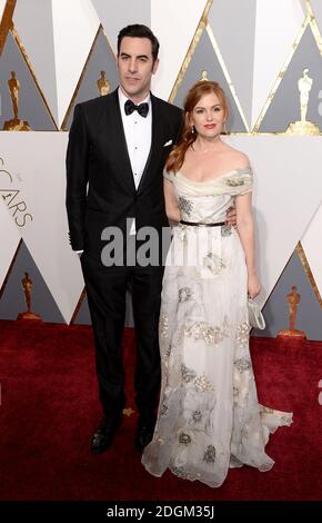 Sacha Baron Cohen e Isla Fisher arrivano all'ottantottesimo Academy Awards tenutosi al Dolby Theatre di Hollywood, Los Angeles, California, USA, 28 febbraio 2016. Foto Stock