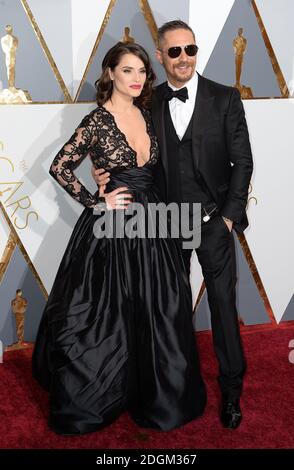 Tom Hardy e Charlotte Riley arrivano all'ottantottantesimo Academy Awards tenutosi al Dolby Theatre di Hollywood, Los Angeles, California, USA, 28 febbraio 2016. Foto Stock