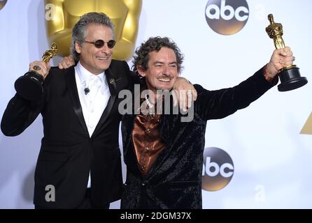 Mark Mangini (a sinistra) e David White (a destra) con gli Academy Awards for Best Sound editing nella sala stampa degli ottantottantottantacinquesimi Academy Awards tenuti al Dolby Theatre di Hollywood, Los Angeles, CA, USA, 28 febbraio 2016. Foto Stock