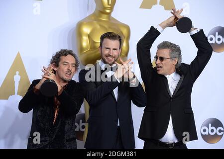 Presentatore Chris Evans (Centro) con Mark Mangini (a sinistra) e David White (a destra) con gli Academy Awards for Best Sound editing nella sala stampa dell'ottantottantesimo Academy Awards tenutosi al Dolby Theatre di Hollywood, Los Angeles, CA, USA, 28 febbraio 2016. Foto Stock