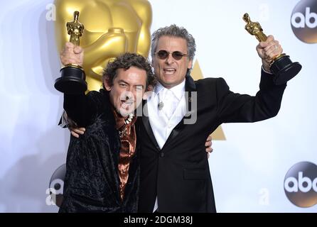 Mark Mangini (a destra) e David White (a sinistra) con gli Academy Awards for Best Sound editing nella sala stampa degli ottantottantottantacinquesimi Academy Awards tenuti al Dolby Theatre di Hollywood, Los Angeles, CA, USA, 28 febbraio 2016. Foto Stock