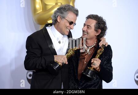 Mark Mangini (a sinistra) e David White (a destra) con gli Academy Awards for Best Sound editing nella sala stampa degli ottantottantottantacinquesimi Academy Awards tenuti al Dolby Theatre di Hollywood, Los Angeles, CA, USA, 28 febbraio 2016. Foto Stock