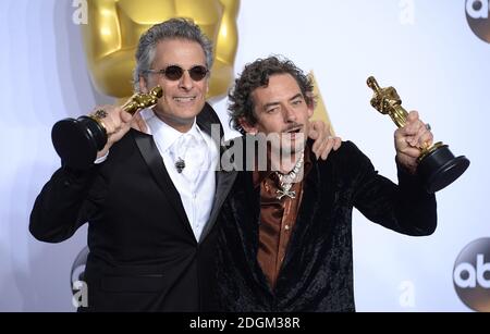 Mark Mangini (a sinistra) e David White (a destra) con gli Academy Awards for Best Sound editing nella sala stampa degli ottantottantottantacinquesimi Academy Awards tenuti al Dolby Theatre di Hollywood, Los Angeles, CA, USA, 28 febbraio 2016. Foto Stock