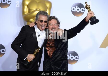 Mark Mangini (a sinistra) e David White (a destra) con gli Academy Awards for Best Sound editing nella sala stampa degli ottantottantottantacinquesimi Academy Awards tenuti al Dolby Theatre di Hollywood, Los Angeles, CA, USA, 28 febbraio 2016. Foto Stock