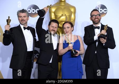 (Da sinistra a destra) Mark Ardington, Paul Norris, Sara Bennett e Andrew Whitehurst con gli Academy Awards for Best Visual Effects nella sala stampa dell'ottantottantesimo Academy Awards tenutosi al Dolby Theatre di Hollywood, Los Angeles, CA, USA, 28 febbraio 2016. Foto Stock