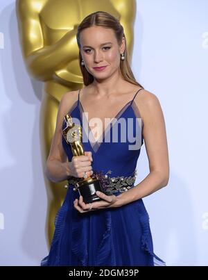 Brie Larson con l'Oscar per la migliore attrice per 'Room' nella sala stampa dell'ottantottantesimo Academy Awards tenuto al Dolby Theatre di Hollywood, Los Angeles, CA, USA, 28 febbraio 2016. Foto Stock