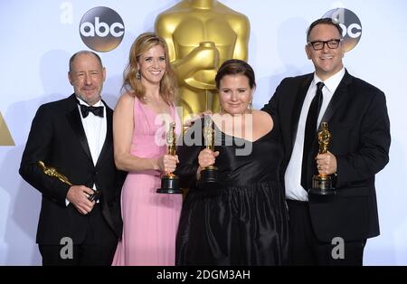 (Da sinistra a destra) Steve Golin, Blye Pagon Faust, Nicole Rocklin e Michael Sugar con l'Academy Award come miglior immagine per Spotlight nella sala stampa dell'ottantottesimo Academy Awards tenutosi al Dolby Theatre di Hollywood, Los Angeles, CA, USA, 28 febbraio 2016. Foto Stock